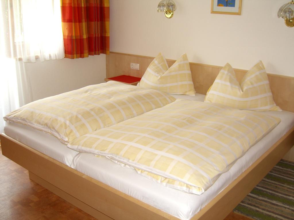 Gaestehaus Hofer Brixen im Thale Chambre photo